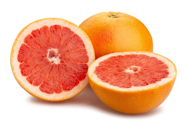 Dilimlenmiş greyfurt yolu beyaza izole edilmiş.