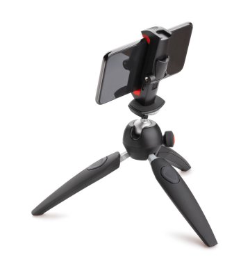 Tripod üzerindeki akıllı telefon beyaz yolda izole edilmiş duruyor.