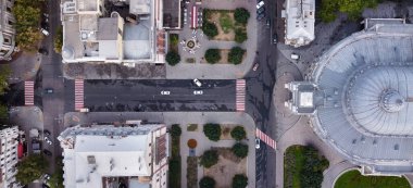 Odessa Ukrayna opera binasının çatısı ve yakındaki caddelerin üst açısı.