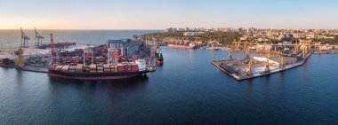 Odessa limanındaki konteyner gemisi gün doğumunda