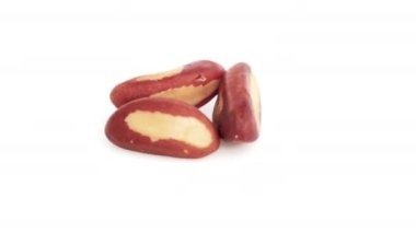 Brezilya cevizleri beyaz arkaplanda izole