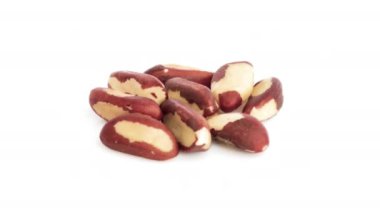 Brezilya cevizleri beyaz arkaplanda izole