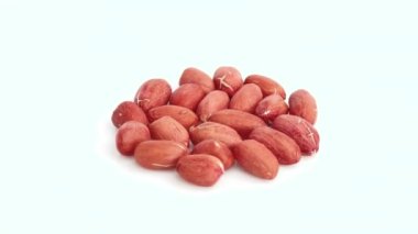 beyaz arkaplanda izole edilmiş yerfıstıkları