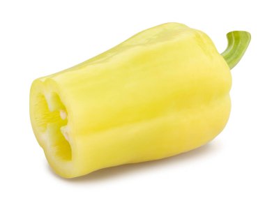 Dilimlenmiş uzun sarı biber yolu beyaza izole edilmiş.