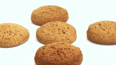 Beyaz arkaplanda yulaf kurabiyesi