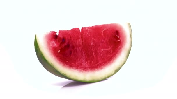 Gesneden Watermeloen Geïsoleerd Witte Achtergrond — Stockvideo