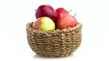 Kırmızı elma sepeti beyaz arkaplanda izole edildi