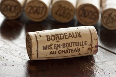 Bordeaux kırmızı şarap şişesi mantarlar