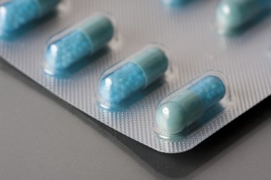 mavi renkli kapsül hap