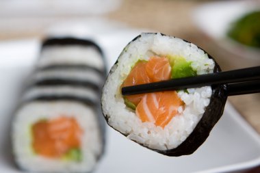 taze somon Japon suşi tabağı