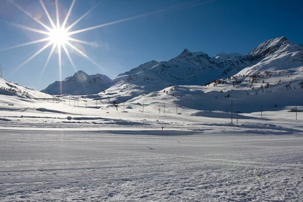 Montañas en los Alpes suizos — Foto de Stock