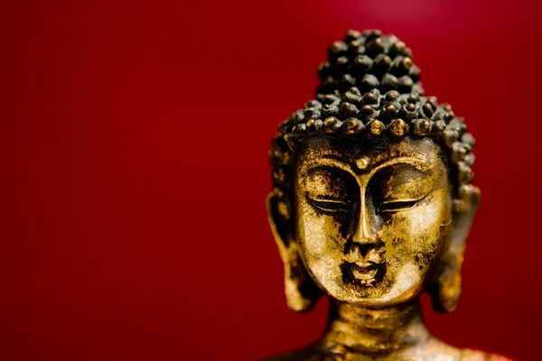 Nahaufnahme einer Buddha-Statue in Zen-Pose — Stockfoto