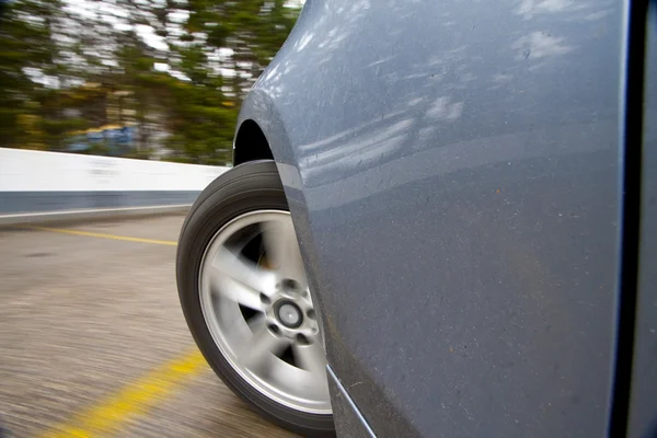 Auto fährt schnell — Stockfoto