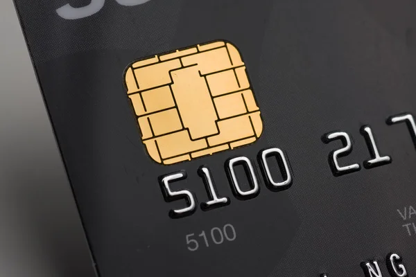 Кредитная карта с золотым чипом — стоковое фото