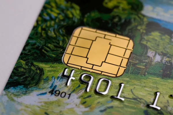 Кредитная карта с золотым чипом — стоковое фото