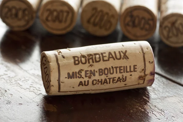 Bordeaux röd vinflaska korkar — Stockfoto