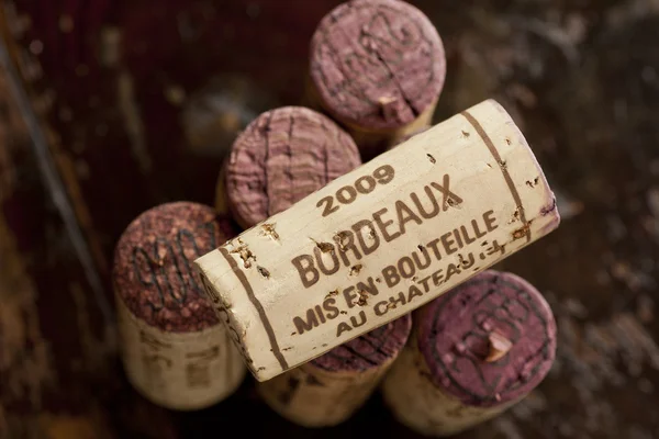 Bordeaux kırmızı şarap şişesi mantarlar — Stok fotoğraf