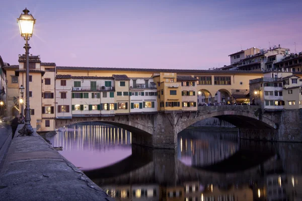 Puesta de sol vista de ponte vecchio en florencia, italia —  Fotos de Stock