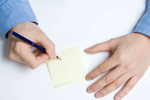 Person schreibt auf Papier — Stockfoto