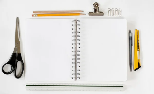 Cuaderno abierto con papelería —  Fotos de Stock