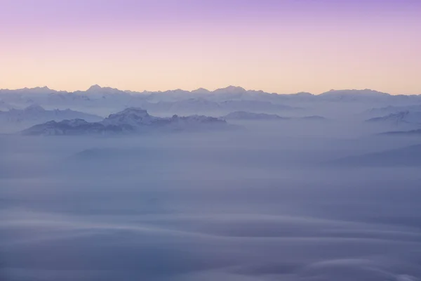 雪皑皑的阿尔卑斯山峰 — 图库照片