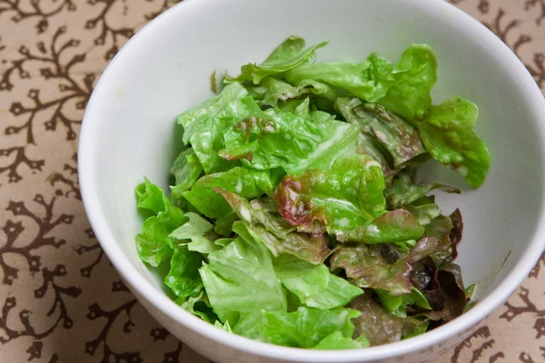 Ciotola fresca di insalata verde — Foto Stock