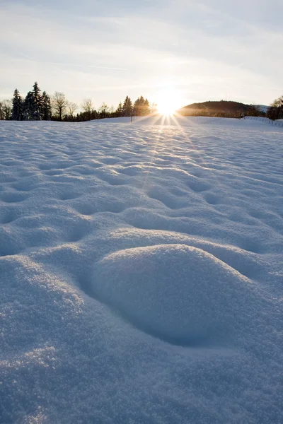 Soluppgång eller solnedgång mot vintern bakgrund — Stockfoto