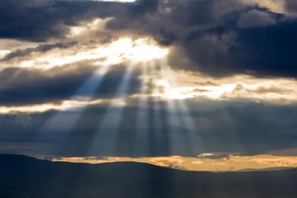 Luz do sol através das nuvens — Fotografia de Stock