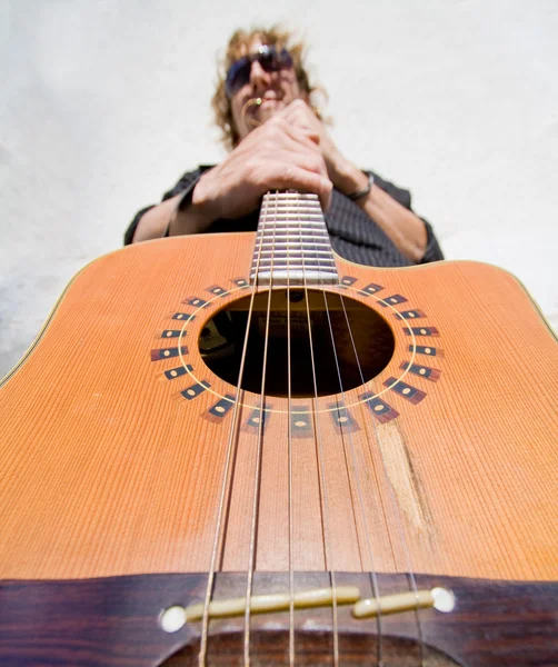 Άνθρωπος παίζει κιθάρα acoutic — Φωτογραφία Αρχείου