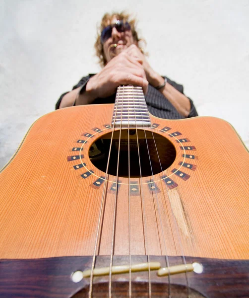 Homme jouant de la guitare acoustique — Photo