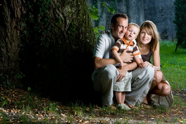 Feliz perfeita jovem família — Fotografia de Stock