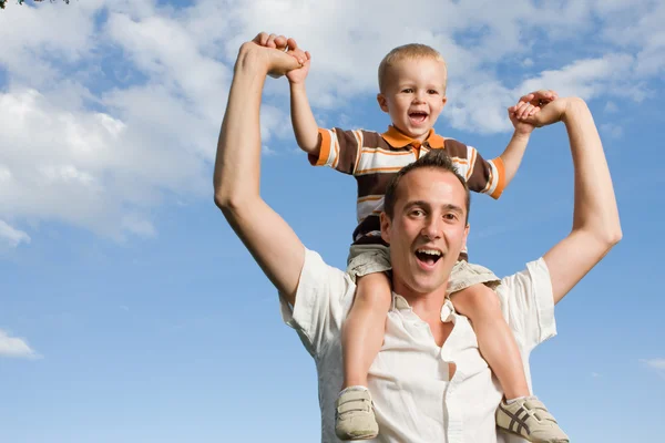 Vater Sohn huckepack zurück — Stockfoto