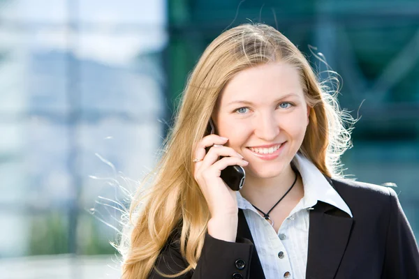 Mulher de negócios loira no telefone móvel — Fotografia de Stock