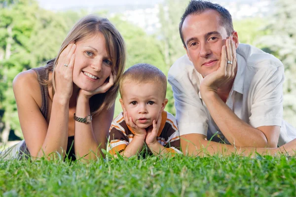 Glücklich perfekte junge Familie — Stockfoto