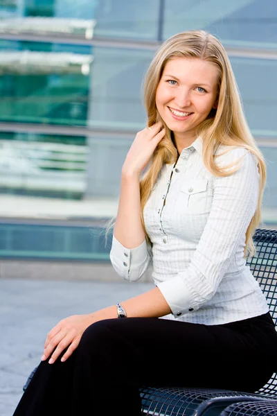 Atractiva mujer rubia de negocios — Foto de Stock