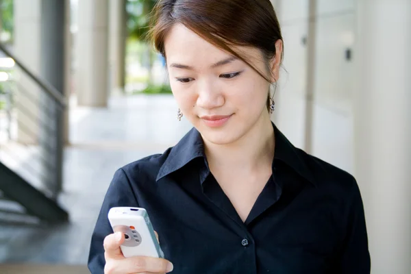 Asian business woman with phone — Φωτογραφία Αρχείου