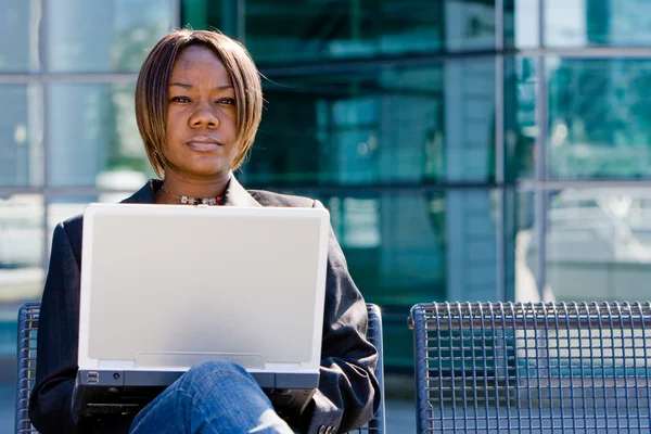 African american business woman with computer — Stock Photo, Image