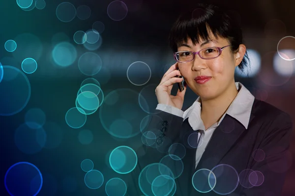 Asian business woman with mobile phone — Stock Photo, Image