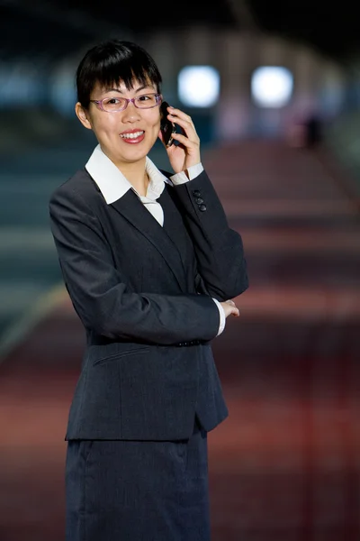 Ασιατικός επιχειρησιακός γυναίκα με κινητό τηλέφωνο — Φωτογραφία Αρχείου