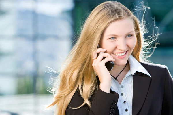 Blond ženy na mobilním telefonu — Stock fotografie