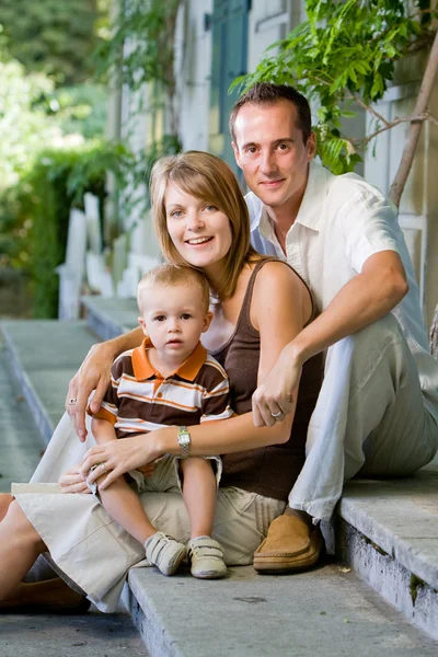 Gelukkig perfecte jonge gezin — Stockfoto