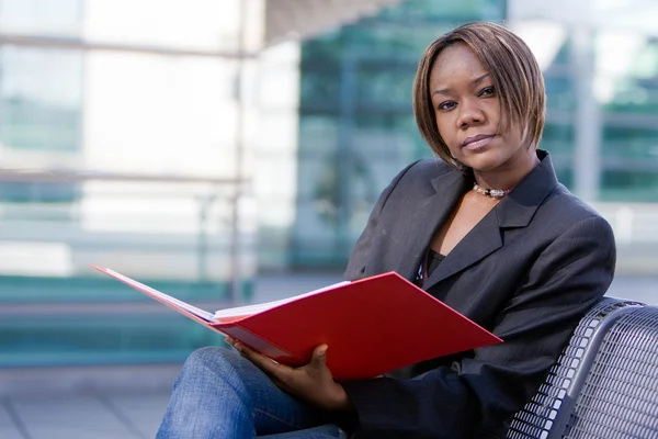 Africano americano mulher de negócios com pasta — Fotografia de Stock