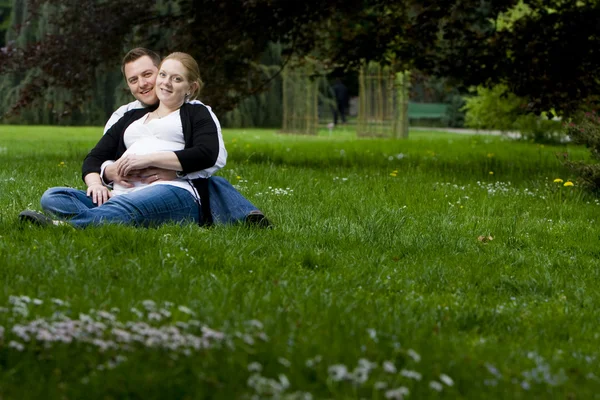 Kärleksfulla föräldrar som väntar barn — Stockfoto