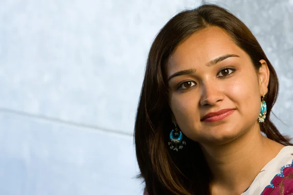 Attraktive indische Dame in traditioneller Tracht — Stockfoto