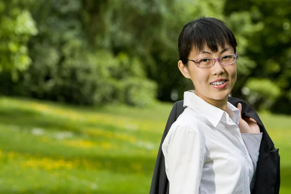 Экологически чистая азиатская деловая женщина — стоковое фото
