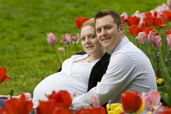 Liebevolle Eltern erwarten Baby — Stockfoto