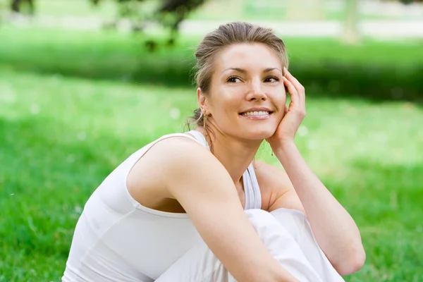 Blonde girl in park doing yoga — Stock Photo, Image