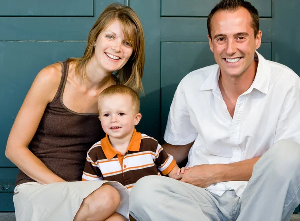 Glücklich perfekte junge Familie — Stockfoto