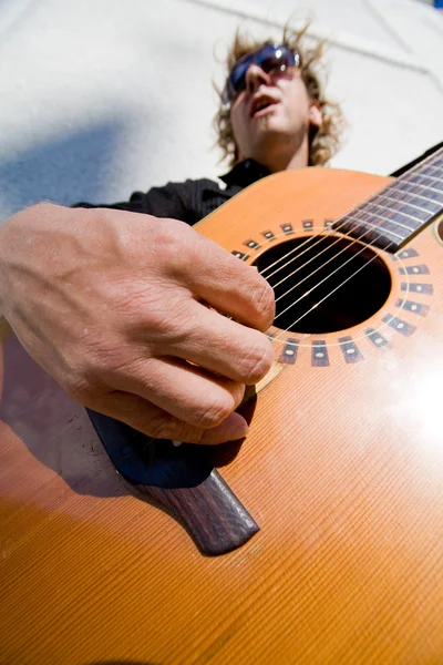 Człowiek gra gitara akustyczna — Zdjęcie stockowe