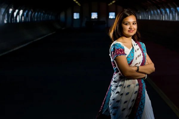 Senhora indiana atraente em traje tradicional — Fotografia de Stock